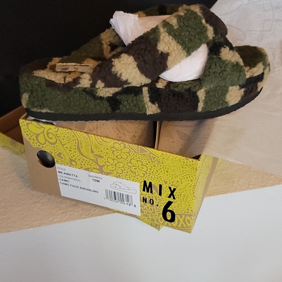 NIB. Camo Platform Fuzzy Slippers - Amatta - Picture 2 of 2